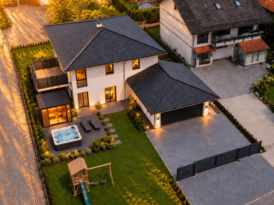Ferienhaus in Schaufling im Abendlicht: Haus mit Whirlpool, Saunahaus und Spielgarten